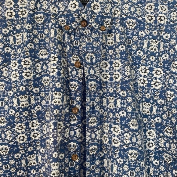 American Eagle Blue Floral Button Down - Picture 3 of 4